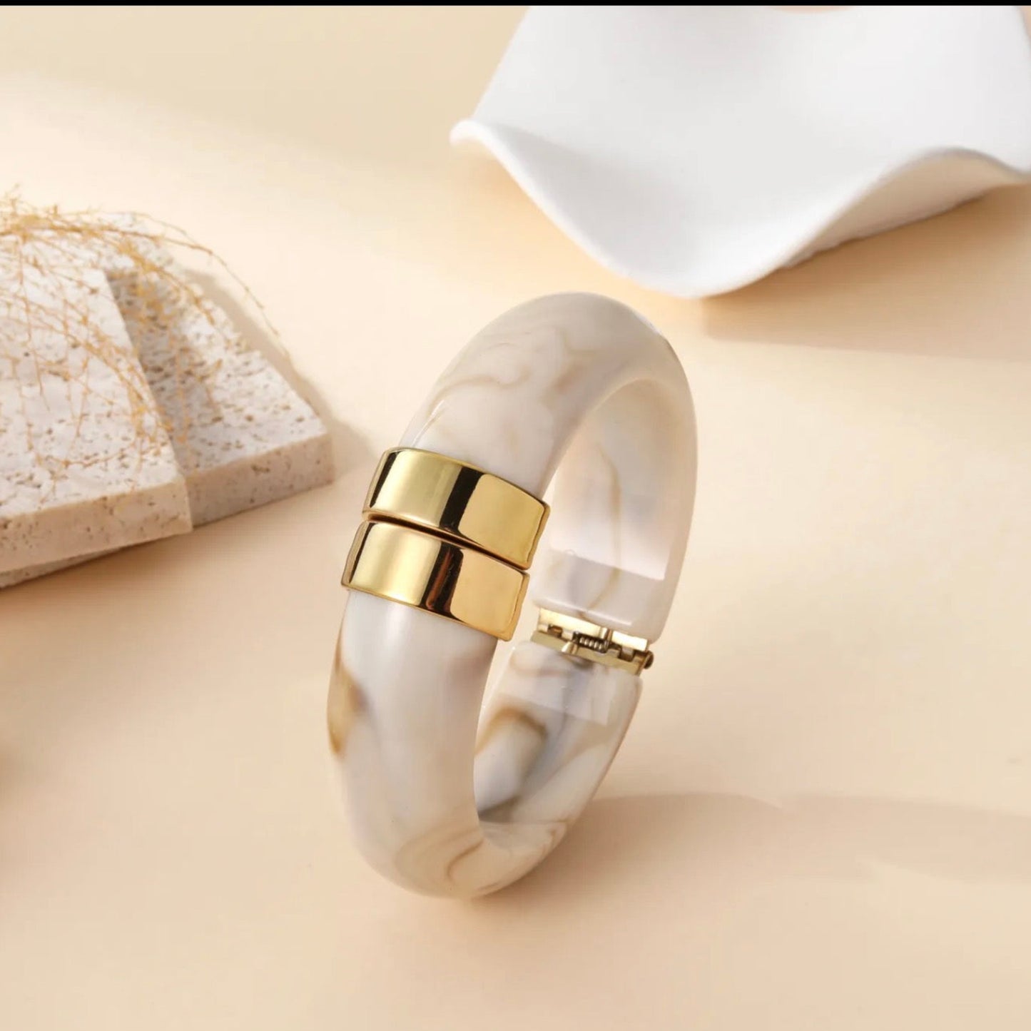 🤍 Bracelet Jonc Beige Élégance – Acier Inoxydable Doré