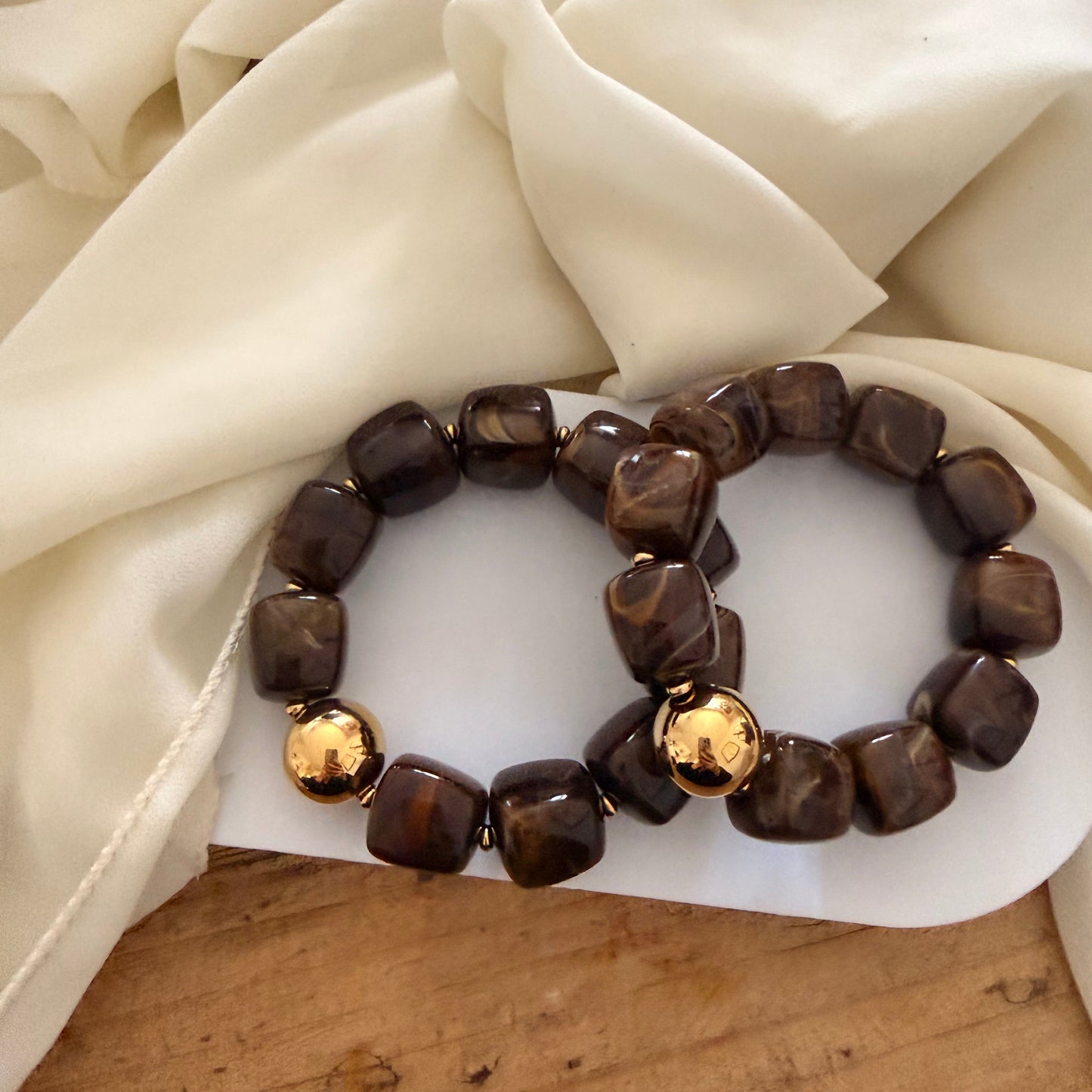 Bracelet en Résine – Perles Carrées Brunes & Accent Doré