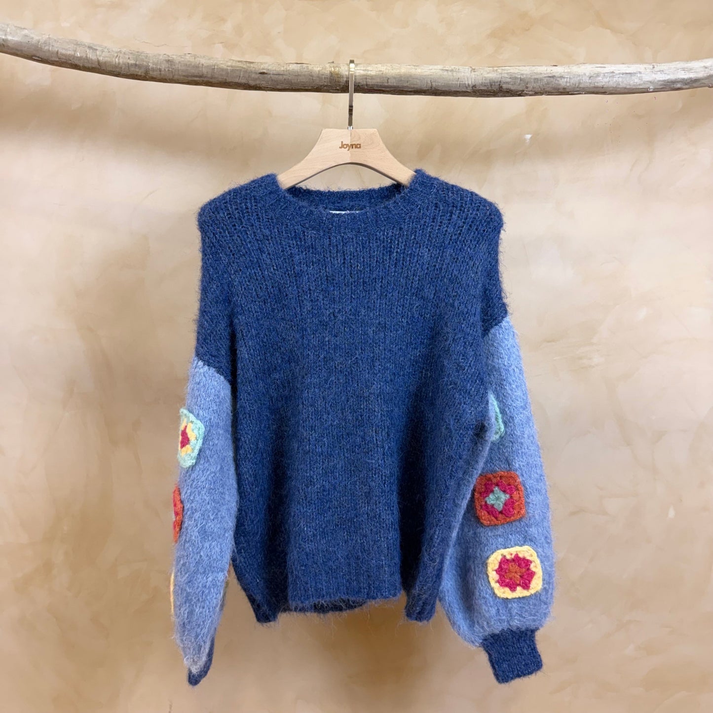 💙 Pull bleu à manches patchwork – maille douce
