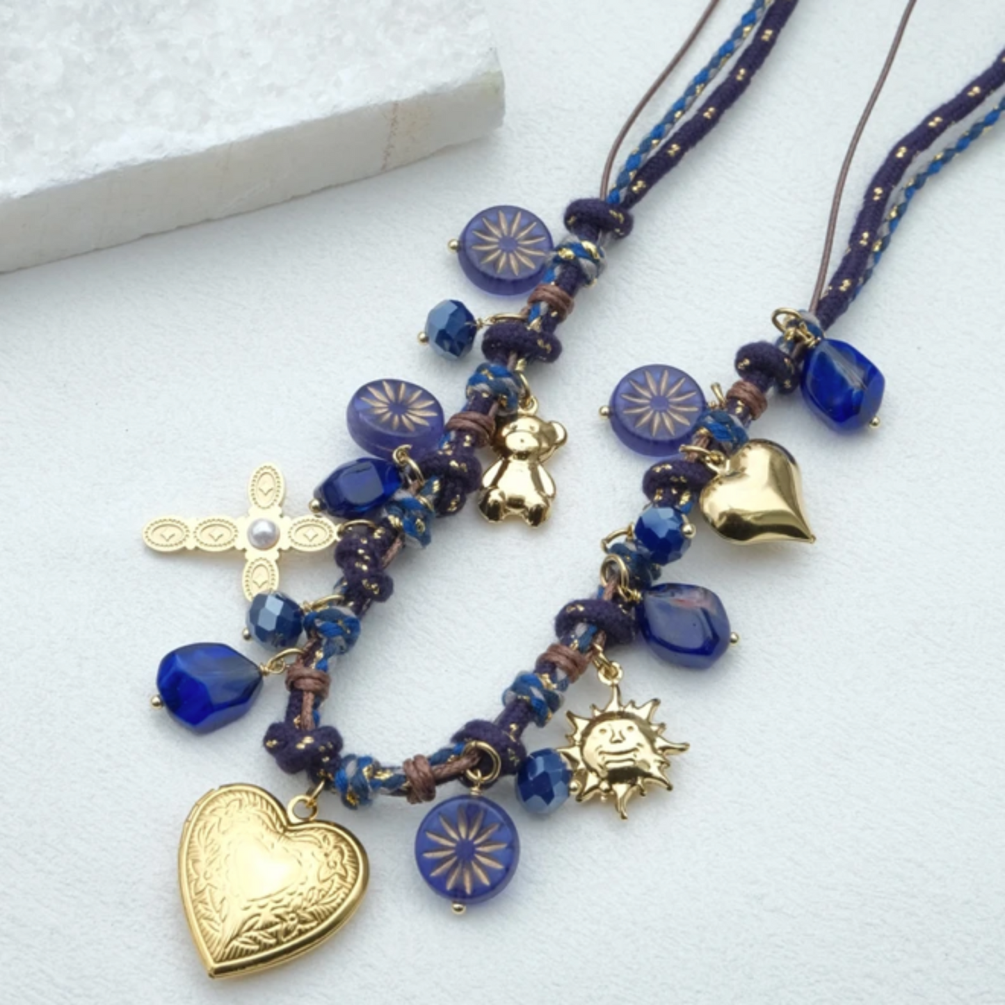 Collier en corde et breloques Bleu