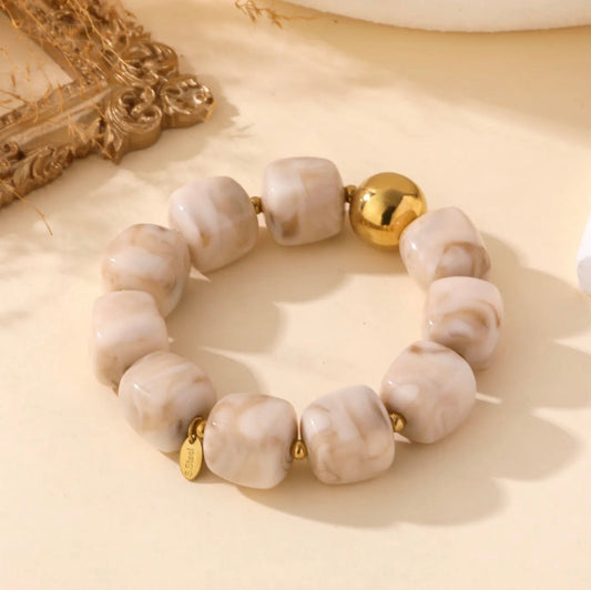 Bracelet en Résine – Perles Carrées Beige & Accent Doré