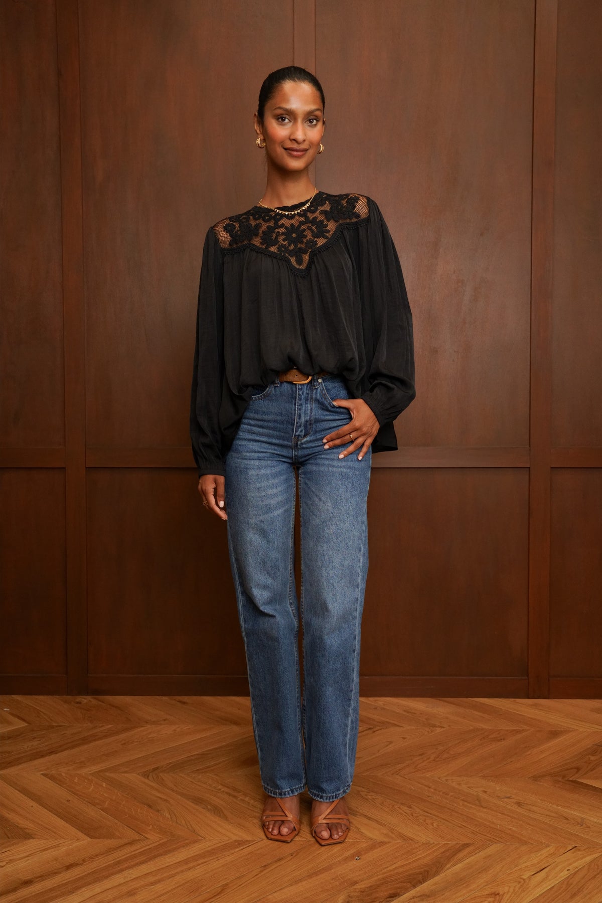 Blouse en dentelle Noire – Élégance bohème