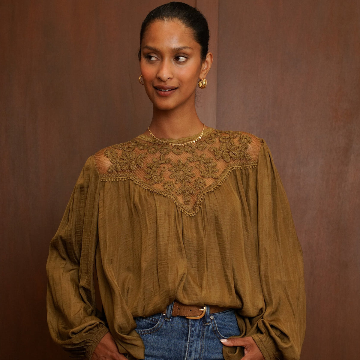 Blouse en dentelle kaki – Élégance bohème