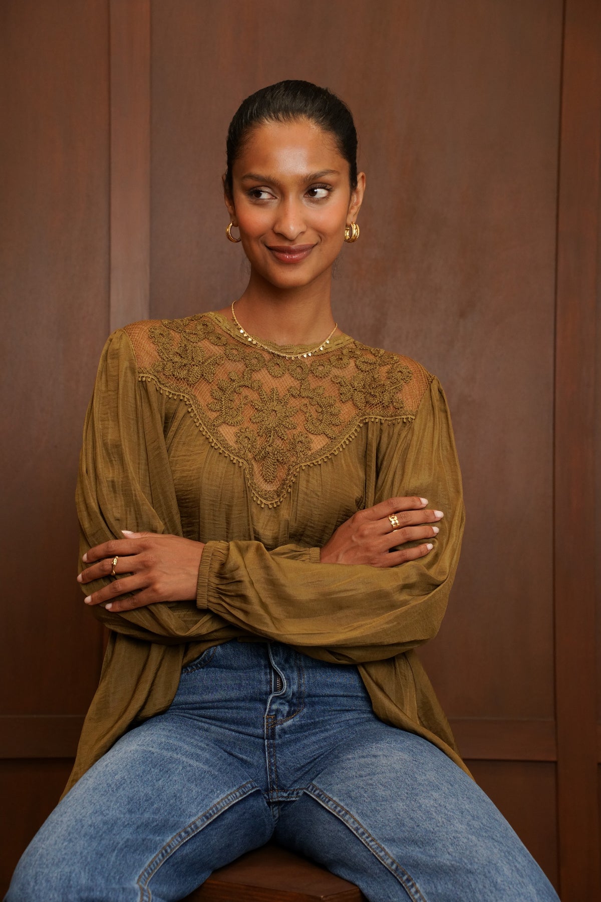 Blouse en dentelle kaki – Élégance bohème