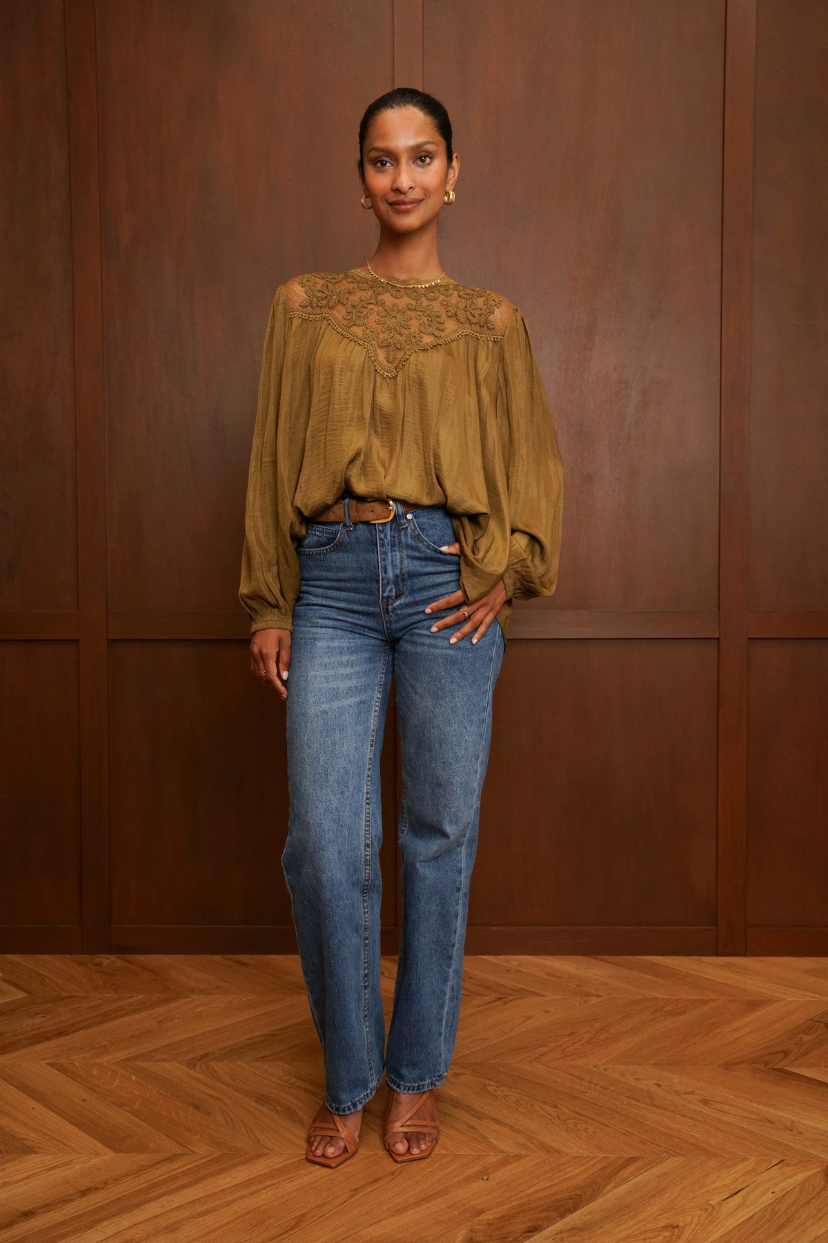 Blouse en dentelle kaki – Élégance bohème