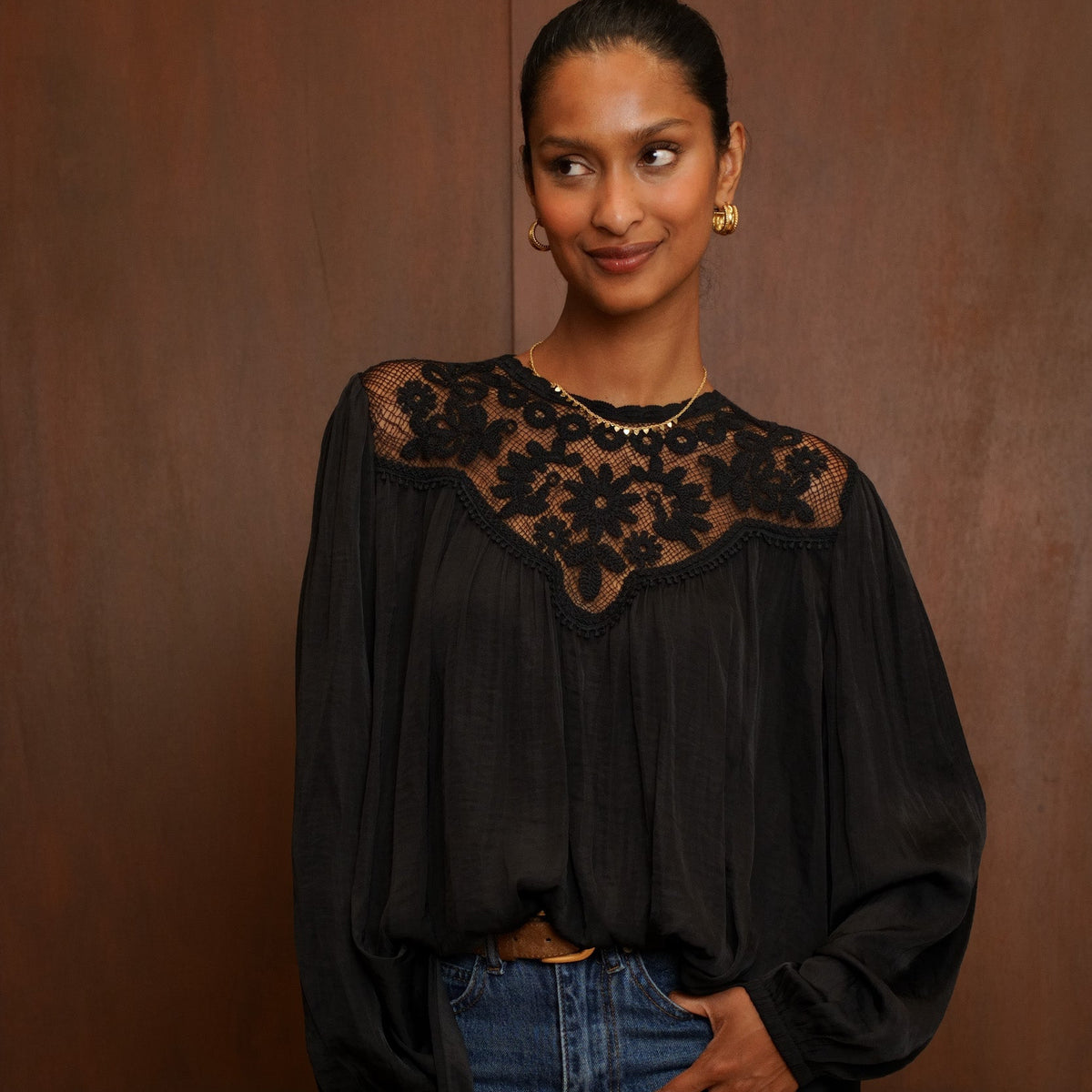 Blouse en dentelle Noire – Élégance bohème