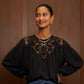 Blouse en dentelle Noire – Élégance bohème