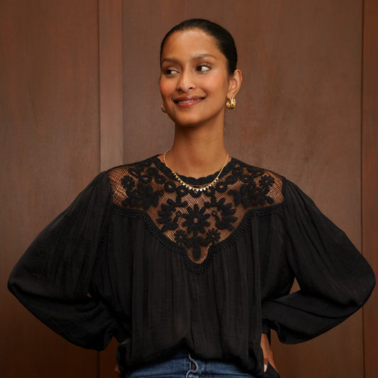 Blouse en dentelle Noire – Élégance bohème